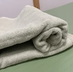 【タオル枕の作り方】
1.用意したタオル枕を半分に折り、縦長の状態にします。
2.端から「ふんわり」とまるめていきます。※強く硬く巻かないようにしましょう。
3.タオルの真ん中ぐらいまでふんわりと巻きます。
4.巻いた部分を優しく持ち上げてタオルの反対側の端に優しく置きます。
5.これで完成です。ふんわりとした所に首が乗るようにして仰向けで寝ます。